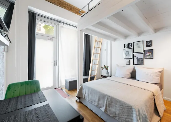 The Koburger I - Stylish With Extra High Bed For Kids, 38m2 Space, Ideal For Families & Kids Or Couples Διαμέρισμα